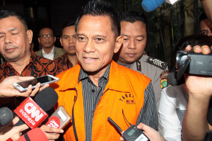 Beneficial Owner Connaught International Pte. Ltd Soetikno Soedarjo (SS) yang telah mengenakan rompi tahanan terlebih dulu keluar dari gedung KPK pada pukul 17.11 WIB. 