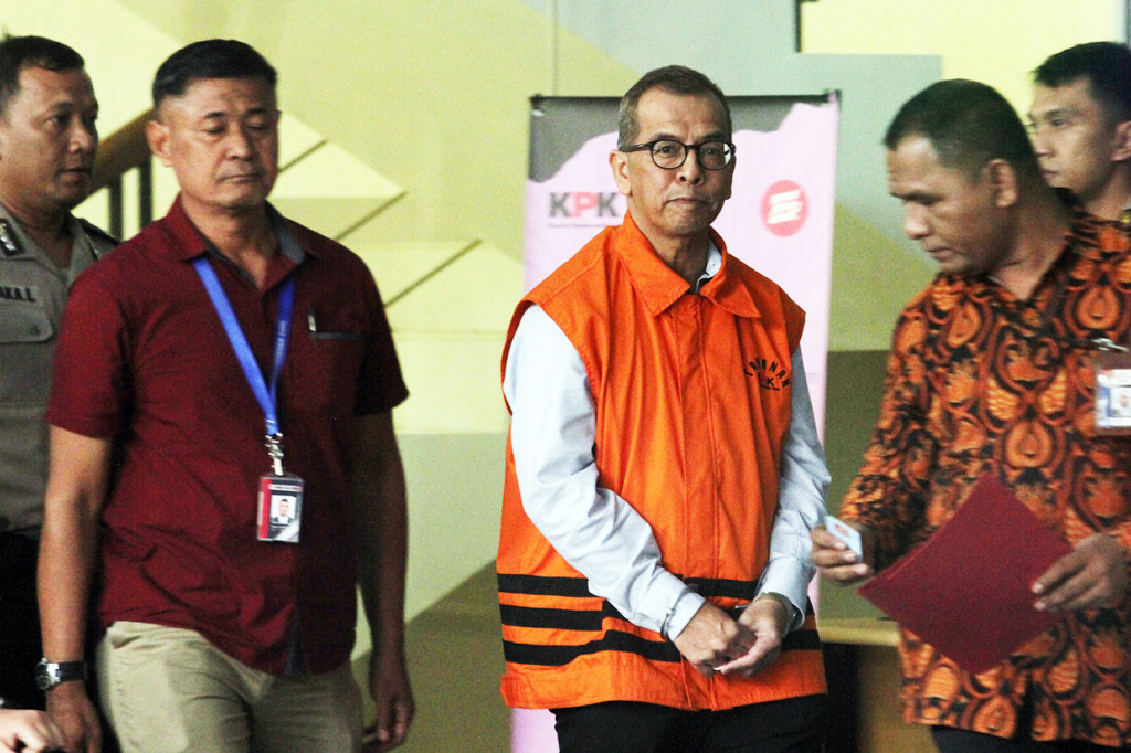 Selanjutnya, Direktur Utama PT Garuda Indonesia 2005-2014 Emirsyah Satar (ESA) keluar dari gedung KPK pada pukul 17.31 WIB. Emirsyah pun memilih irit bicara. 