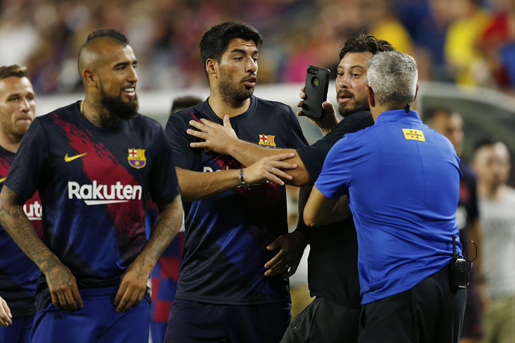 Seorang penggemar mencoba mendekati Luis Suarez, namun dapat dicegah aparat keamanan.