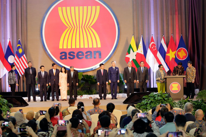 Presiden Joko Widodo meresmikan gedung baru Sekretariat ASEAN, di Jakarta, Kamis, 8 Agustus 2019. Saat peresmian, Jokowi didampingi Menlu RI Retno Marsudi dan beberapa menlu negara-negara ASEAN serta Sekjen ASEAN Lim Jock Hoi.