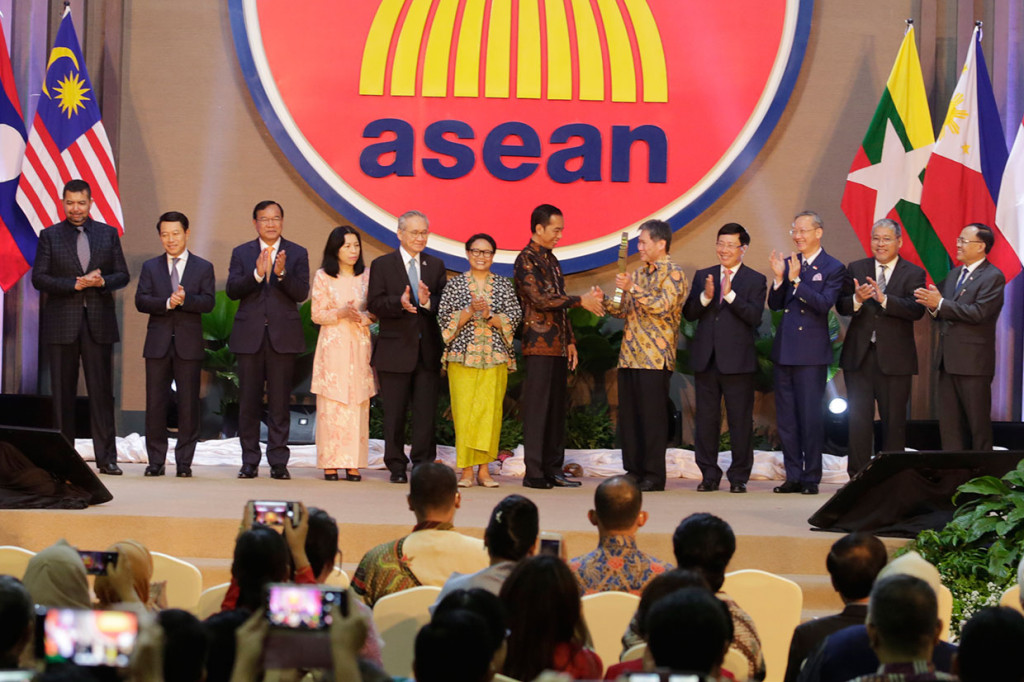 Presiden meresmikan gedung baru itu dengan menyerahkan kunci secara simbolis kepada Sekretaris Jenderal ASEAN Lim Jock Hoi. 