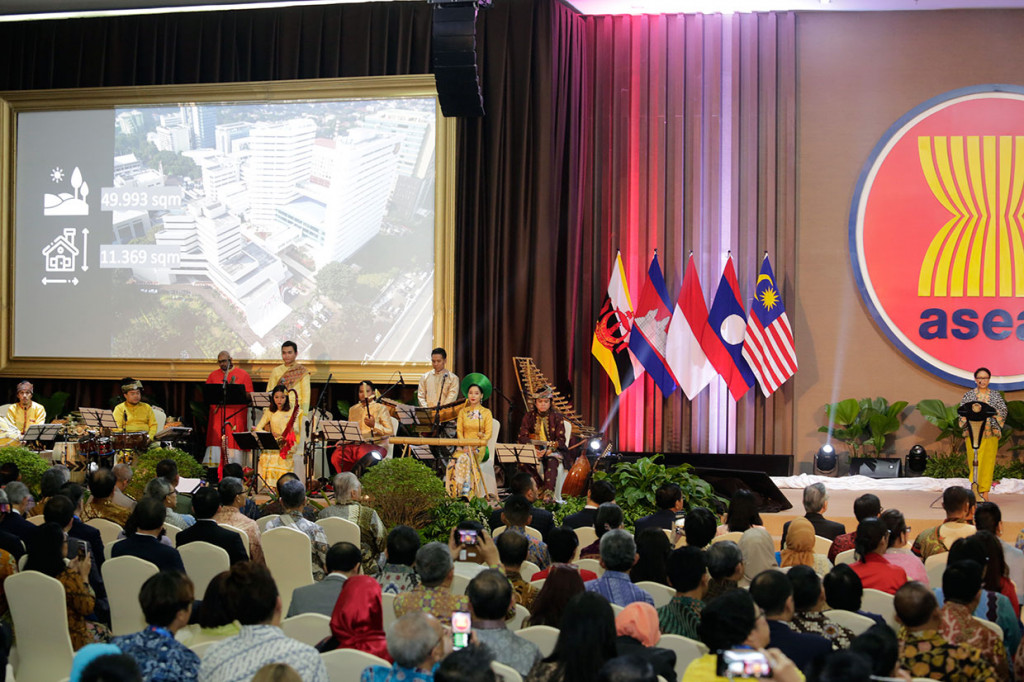 Gedung baru ASEAN memiliki dua menara dengan masing-masing 16 lantai yang disambungkan dengan sky bridge sepanjang 40,5 meter. Jembatan ini menjadi yang terpanjang di Indonesia untuk kategori jembatan gedung tanpa penyangga dan mendapatkan piagam penghargaan dari Museum Rekor Dunia Indonesia (MURI).