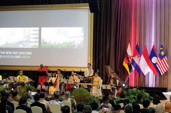 Gedung baru Sekretariat ASEAN juga merupakan bangunan yang didesain ramah lingkungan dengan standar Sertifikat Green Building Tingkat Platinum dari Green Building Council Indonesia (GBCI).