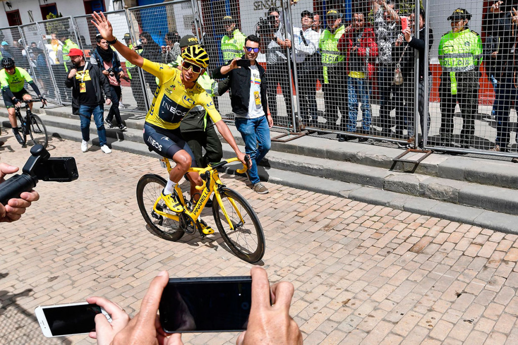 Pembalap sepeda Egan Bernal melambaikan tangannya kepada para warga yang telah menunggu dirinya saat tiba di tanah kelahiran, Zipaquira, Kolombia, Rabu, 7 Agustus 2019 waktu setempat. 
