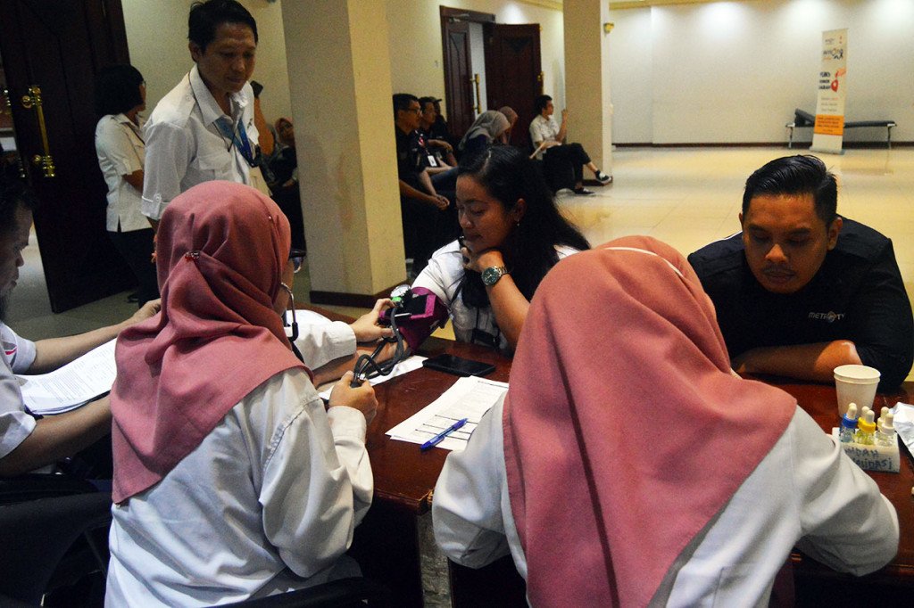 Karyawan Media Group ikut dalam aksi donor darah yang digelar Metro TV di Ruang Rapat Besar Lobby 3 Media Indonesia, Kedoya, Jakarta Barat, Kamis, 8 Agustus 2019.