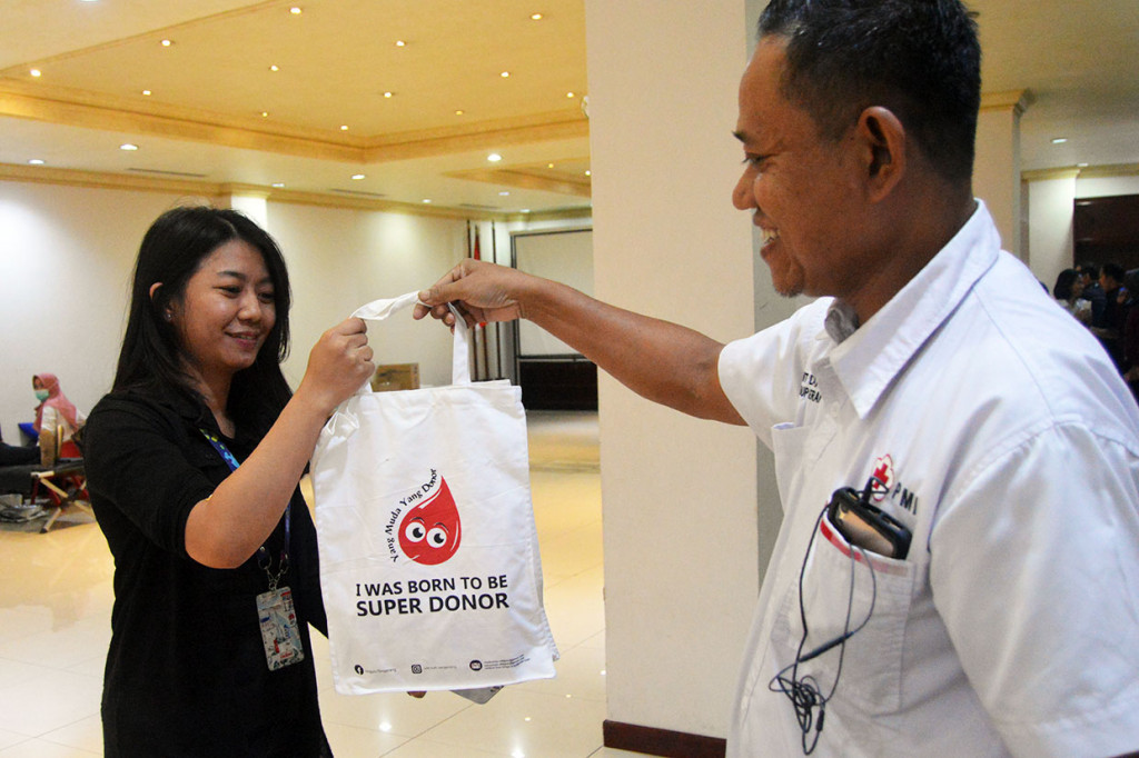 Setelah melakukan donor darah, para peserta donor darah juga diberikan bingkisan yang telah disediakan sebelumnya.