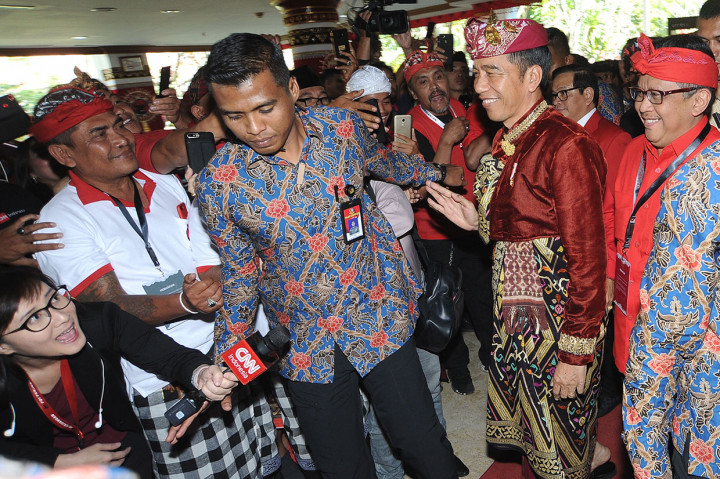 Presiden tiba dengan mengenakan pakaian adat Bali berwarna merah, lengkap dengan destar/udeng (ikat kepala khas Bali) berwarna merah, dan juga sebilah keris terselip di punggung. Saat datang Jokowi tampak didampingi Sekjen DPD PDIP Hasto Kristiyanto dan Gubernur Bali Wayan Koster