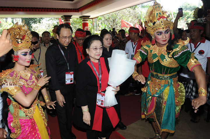 Sementara putri Proklamator RI, Megawati tampil anggun dengan menggunakan balutan busana atasan merah bergambar lambang partai. Megawati datang didampingi putra-putrinya Prananda Prabowo dan Puan Maharani.