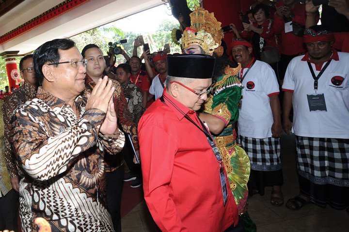Prabowo disambut Sekjen PDI Perjuangan Hasti Kristiyanto.    Kehadiran Prabowo disebut-sebut sebagai langkah awal koalisi antara kedua partai di masa mendatang dan restu masuknya Gerindra dalam barisan koalisi pendukung Jokowi. Analisa lebih jauh, kehadiran Prabowo di Kongres V PDIP merupakan langkah awal penjajakan koalisi Pilpres 2024.