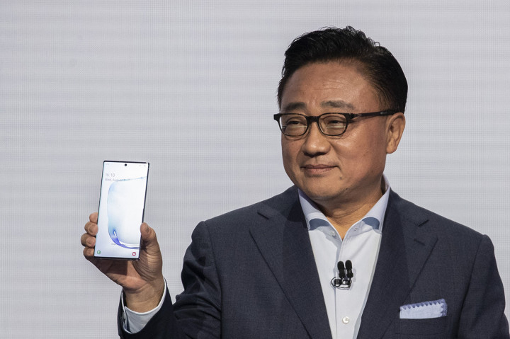 Galaxy Note 10 hadir dengan chipset Exynos 9825. Chipset anyar tersebut dibangun menggunakan teknologi EUV 7nm, sehingga memiliki ukuran lebih kecil dan efisien. Afp Photo/Getty Images/Drew Angerer