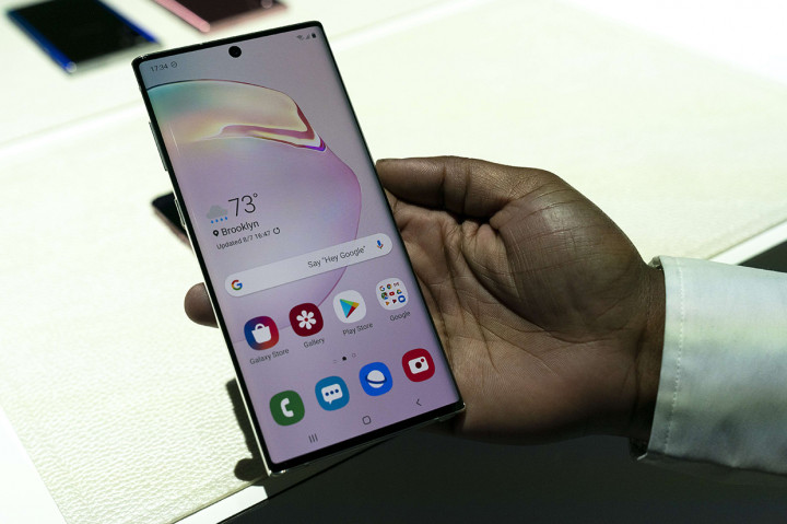 Samsung Galaxy Note 10 reguler akan berbekal RAM 8GB dan ruang penyimpanan internal 256GB tanpa slot microSD, serta menggunakan sistem operasi Android 9 Pie dan antarmuka pengguna One UI. Afp Photo/Getty Images/Drew Angerer