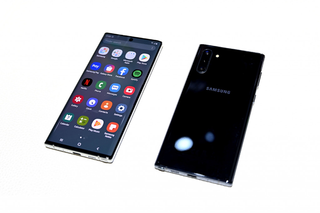 Ponsel dengan dukungan baterai 3.500 mAh dan tanpa dukungan jack audio 3,5mm ini hadir dengan pilihan warna Aurora White dan Aurora Black. Afp Photo/Timothy A.Clary