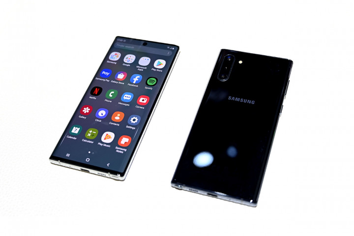 Ponsel dengan dukungan baterai 3.500 mAh dan tanpa dukungan jack audio 3,5mm ini hadir dengan pilihan warna Aurora White dan Aurora Black. Afp Photo/Timothy A.Clary