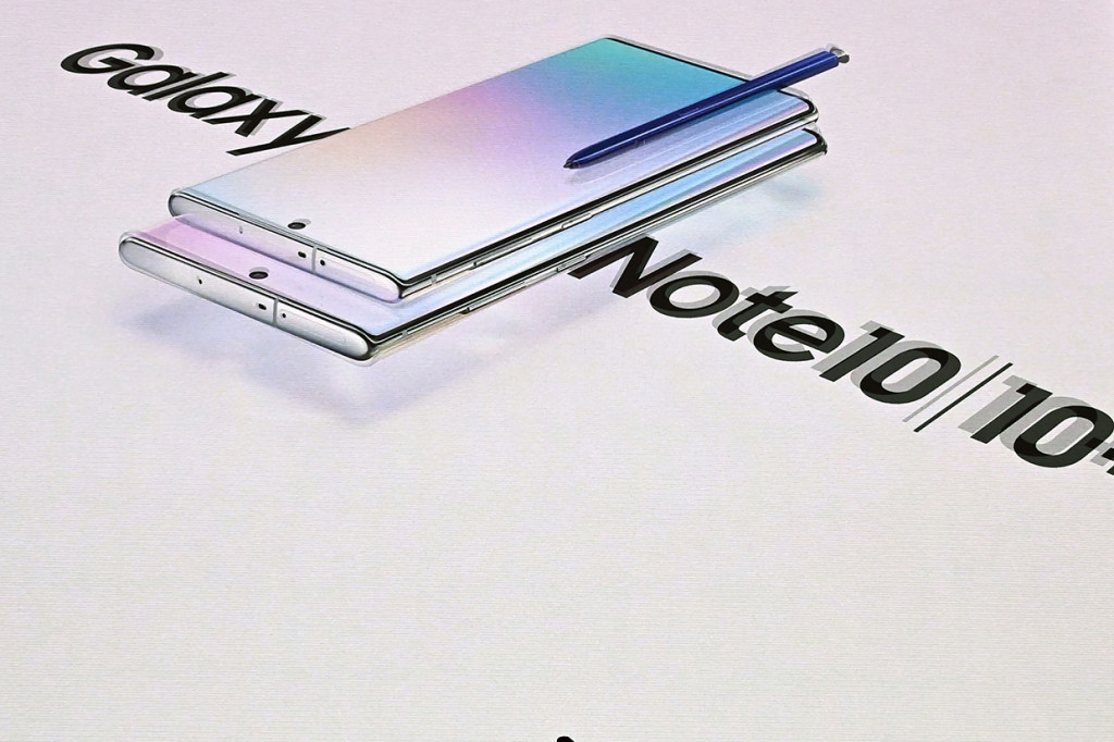 Sementara itu, usungan Plus pada nama Galaxy Note 10 Plus secara pasti menggambarkan sejumlah fitur lebih besar pada perangkat ini jika dibandingkan dengan versi regulernya. Salah satunya untuk urusan ukuran layar, Samsung Galaxy Note 10 Plus hadir dengan ukuran layar 6,8 inci. Afp Photo/Timothy A.Clary