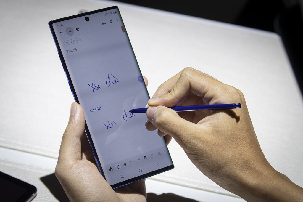 Baik Samsung Galaxy Note 10 maupun Galaxy Note 10 plus dibekali dengan pena digital S-Pen, yang kini juga didukung sensor gyroscope 6 sumbu dan akselerometer, sebagai salah satu peningkatan yang disematkan Samsung pada Galaxy Note terbaru ini. Afp Photo/Getty Images/Drew Angerer
