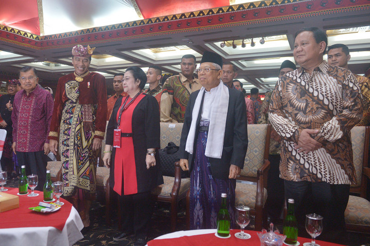 Presiden Joko Widodo (kedua kiri) bersama Wakil Presiden Yusuf Kalla (kiri), Ketua Umum DPP PDIP Megawati Soekarnoputri (ketiga kiri), Wakil Presiden terpilih Ma'ruf Amin (kedua kanan) dan Ketua Umum Partai Gerindra Prabowo Subianto, hadir pada pembukaan Kongres V PDIP di Sanur, Bali.