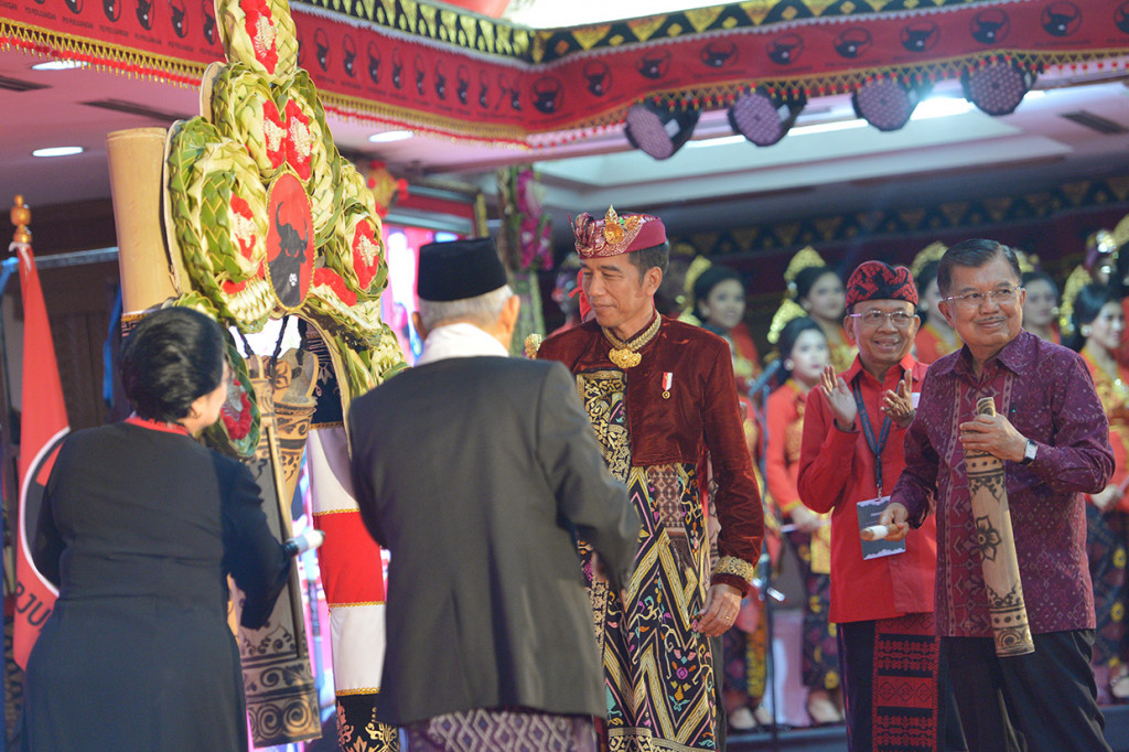 Presiden Joko Widodo (kedua kanan) bersama Wakil Presiden Yusuf Kalla (kanan), Ketua Umum DPP PDIP Megawati Soekarnoputri (kiri), Wakil Presiden terpilih Ma'ruf Amin (kedua kiri) memukul kentongan sekaligus membuka Kongres V PDIP di Sanur.