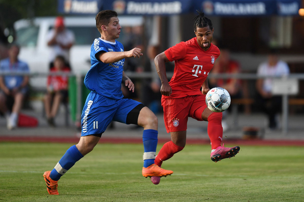 Muenchen juga memainkan bek termahal kedua di dunia yang baru saja direkrut dari Atletico madrid yaitu Lucas Hernandez. Pemain timnas Prancis tersebut diboyong Bayern dengan biaya sebesar 80 juta euro atau sekitar Rp1,2 triliun pada awal tahun ini.
