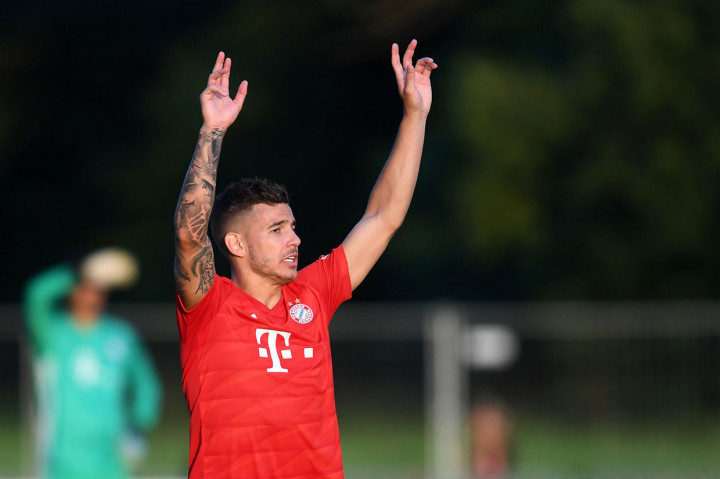 Muenchen juga memainkan bek termahal kedua di dunia yang baru saja direkrut dari Atletico madrid yaitu Lucas Hernandez. Pemain timnas Prancis tersebut diboyong Bayern dengan biaya sebesar 80 juta euro atau sekitar Rp1,2 triliun pada awal tahun ini.