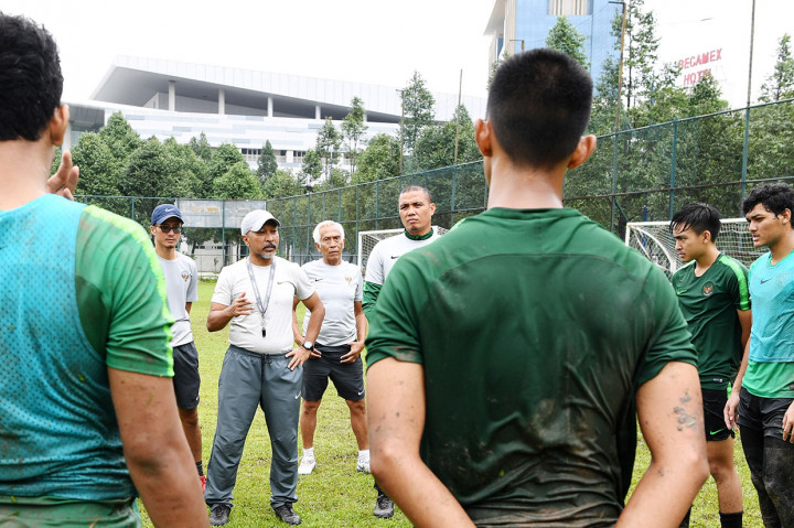 Pelatih Timnas U-18 Fakhri Husaini memberikan arahan kepada pemainnya saat latihan di Lapangan Becamex Binh Duong, Vietnam.