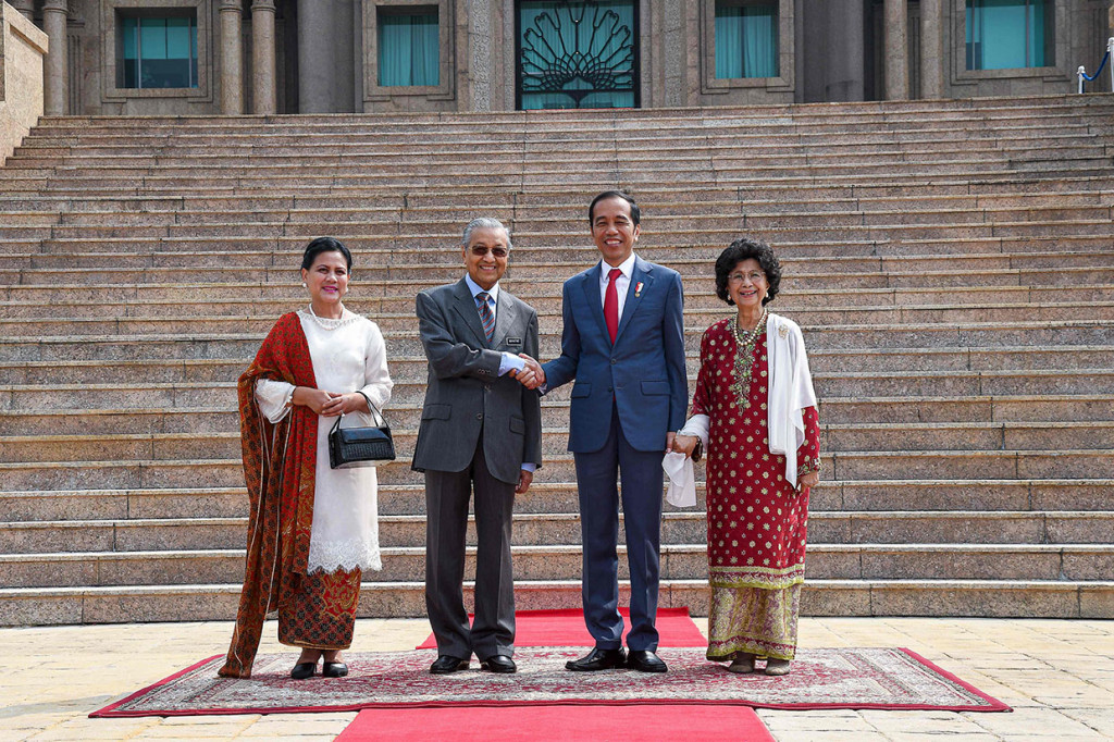 Presiden Joko Widodo dan Ny Iriana Joko Widodo disambut PM Malaysia Tun Dr Mahathir Mohamad dan Tun Siti Rahmah saat tiba di Dataran Perdana Kantor Perdana Menteri Putrajaya, Jumat, 9 Agustus 2019. 