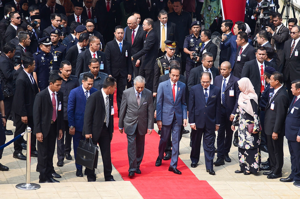 Selanjutnya Jokowi bersama Mahathir Mohamad menuju Panggung Kehormatan dan kedua Ibu Negara mengikuti di belakang untuk mengikuti Upacara Penyambutan Resmi. Rangkaian upacara diisi dengan pengumandangan lagu kebangsaan Indonesia Raya diikuti lagu kebangsaan Malaysia, Negaraku.