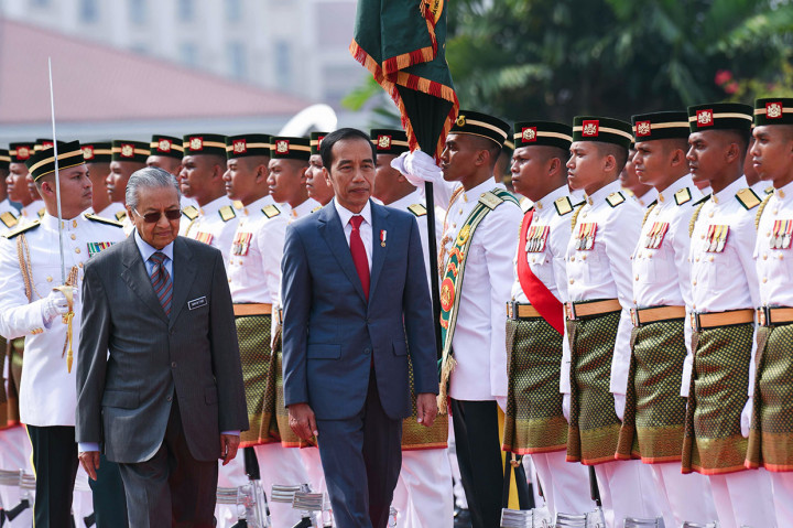 Jokowi dan Mahathir Mohamad melakukan pemeriksaan barisan saat Upacara Penyambutan Resmi di Putrajaya.