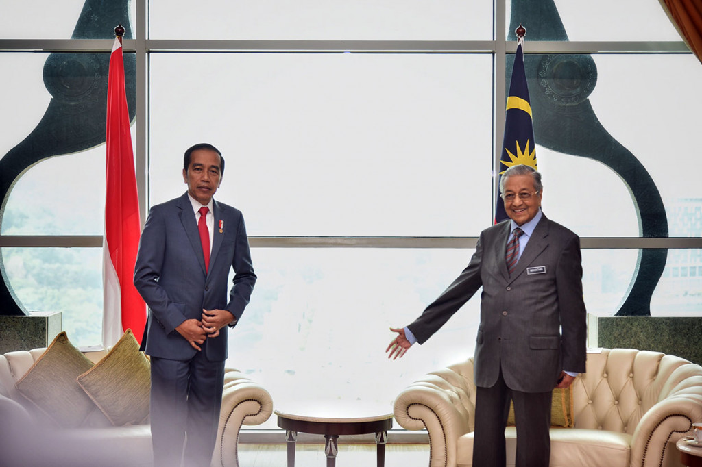 Setelah itu Jokowi bersama Mahathir Mohamad melakukan pertemuan bilateral terbatas di lantai V Kantor PM. Beberapa isu akan dibahas oleh Jokowi dan Mahathir, di antaranya mengenai tenaga kerja Indonesia, kerja sama perbatasan, serta diskriminasi produk kelapa sawit kedua negara yang dilakukan Eropa.