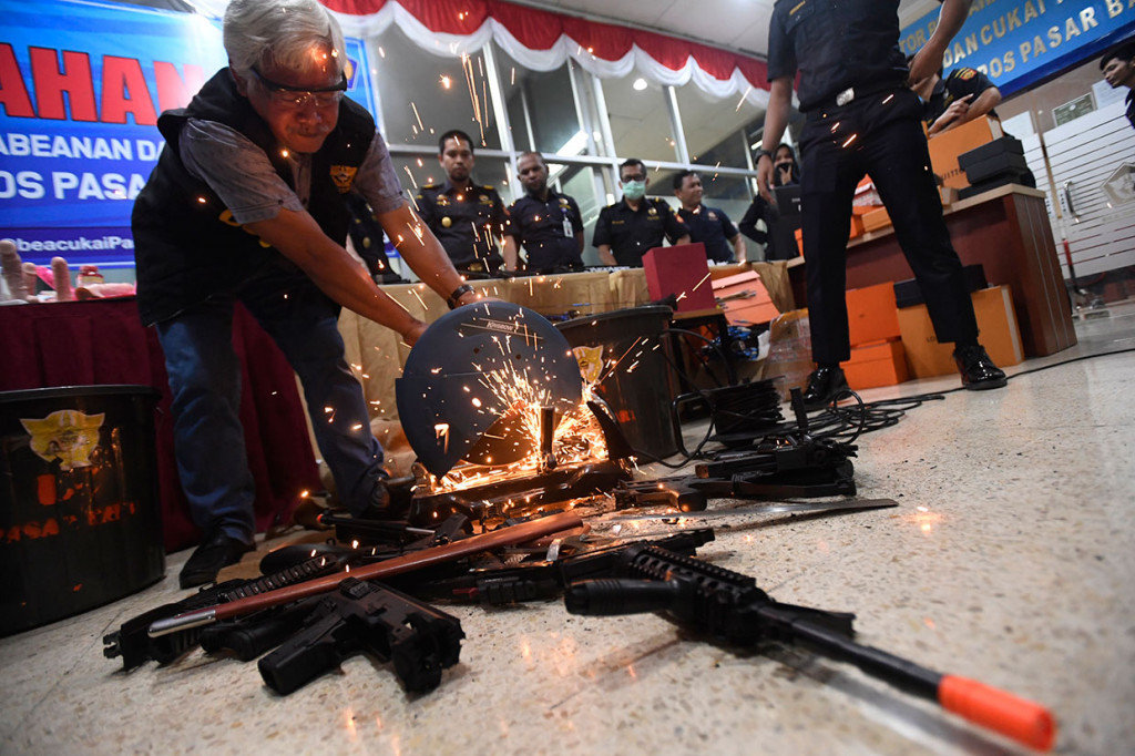 Petugas memusnahkan senjata api sitaan Bea dan Cukai bersama PT Pos Indonesia (Persero) hasil pengawasan terhadap barang kiriman impor di Kantor Bea dan Cukai Pasar Baru, Jakarta, Jumat, 9 Agustus 2019.