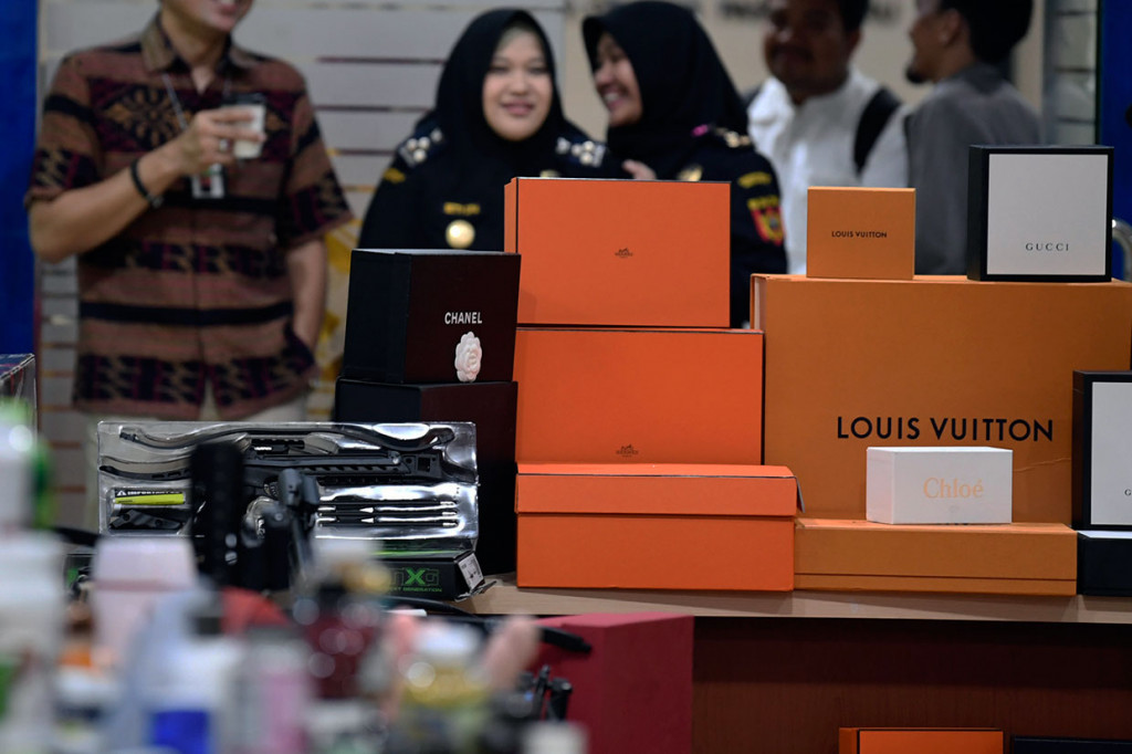 Pemusnahan Barang Milik Negara (BMN) sebanyak 7.972 barang tersebut diantaranya berupa 260 barang asusila, 7.149 kosmetik dan obat-obatan, 263 part senjata, 23 panah dan 277 tanaman. 