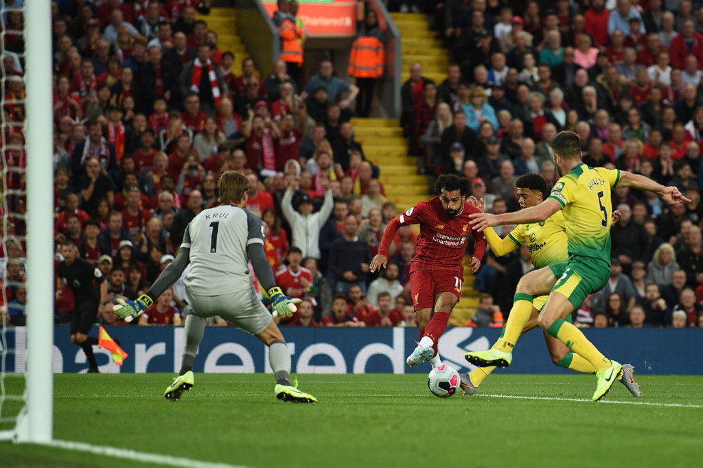 Mohamed Salah menggandakan keunggulan untuk timnya pada menit ke-19 lewat sepakan kaki kirinya ke tiang jauh yang gagal dihalau kiper Norwich Tim Krul.