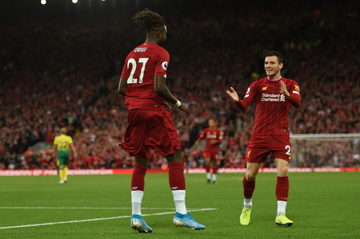 Gol pembuka tersebut disambut gembira Divock Origi dan Andrew Robertson.