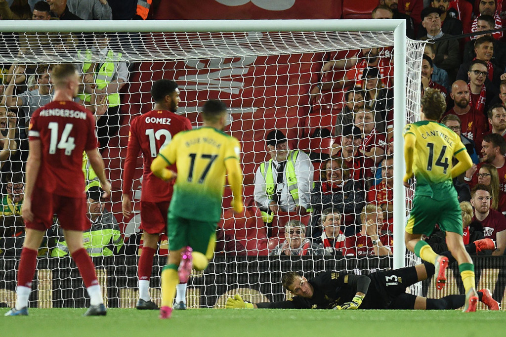 Tim tamu akhirnya berhasil memperkecil ketertinggalan menjadi 4-1 lewat sepakan Teemu Pukki ke tiang jauh yang gagal diantisipasi Adrian.