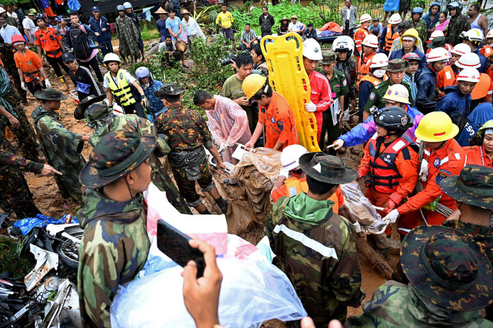 Petugas berhasil mengevakuasi korban tanah longsor di  Paung, Negara Bagian Mon, Myanmar, Sabtu, 10 Agustus 2019. 