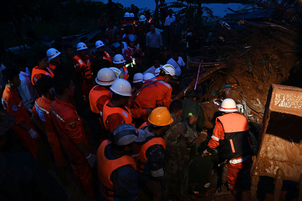 Tanah longsor yang disebabkan hujan lebat pada Jumat, 9 Agustus telah menewaskan sedikitnya 13 orang dan melukai puluhan lainnya di Desa Thae Pyar Kone, Negara Bagian Mon, Myanmar timur. Hujan deras juga menyebabkan banjir yang memaksa puluhan ribu orang mengungsi dari rumah mereka.