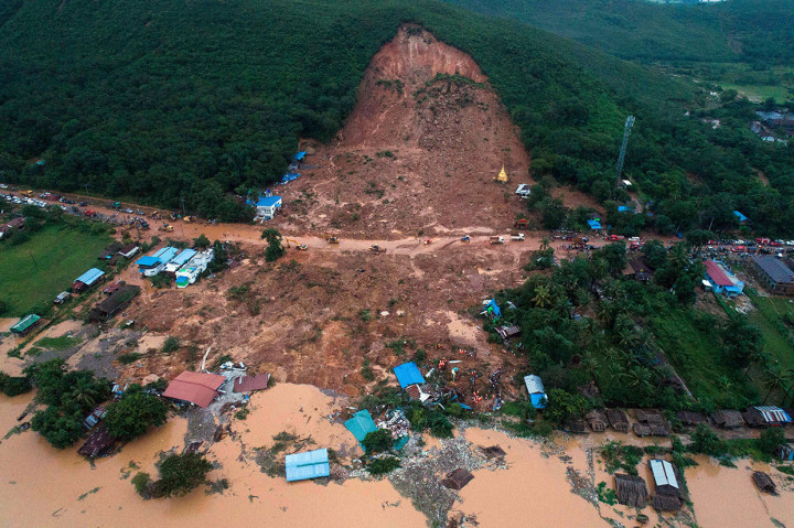 Banjir lumpur menyapu 16 rumah dan sebuah biara di Desa Thae Pyar Kone, Negara Bagian Mon, Jumat, 9 Agustus 2019 pagi. 
