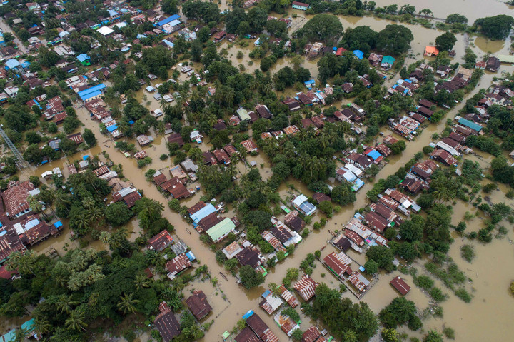 Hujan deras telah menyebabkan sungai meluap di beberapa wilayah di Myanmar, sementara masyarakat pesisir telah diperingatkan akan menghadapi gelombang pasang tinggi.