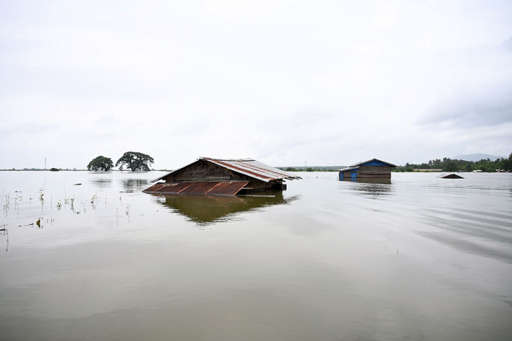 Kota Shwegyin di wilayah Bagi timur telah berubah menjadi danau yang luas setelah Sungai Sittaung meluap. Hanya atap beberapa bangunan yang terlihat, ketika penduduk hanya bisa menyelamatkan beberapa barang mereka sebelum menyelamatkan diri dengan perahu penyelamat.