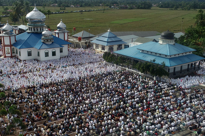 Jemaah Tarekat Syattariah melaksanakan Salat Iduladha di halaman Masjid Syaikhuna Habib Muda Seunagan di Desa Peleukung, Seunagan Timur, Nagan Raya, Aceh, Sabtu, 10 Agustus 2019.