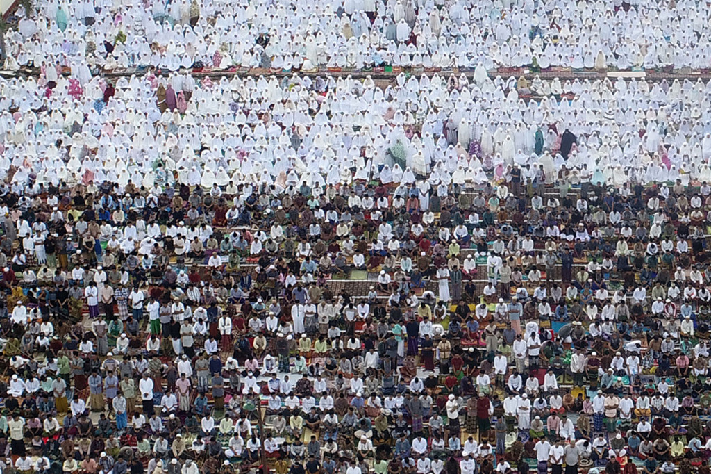 Jemaah Syattariah melaksanakan Salat Iduladha lebih awal dari jadwal yang telah ditetapkan pemerintah karena didasarkan pada metode hisab Urfi Khumasi atau bilangan lima dalam kitab Tajul Muluk yang mereka anut.