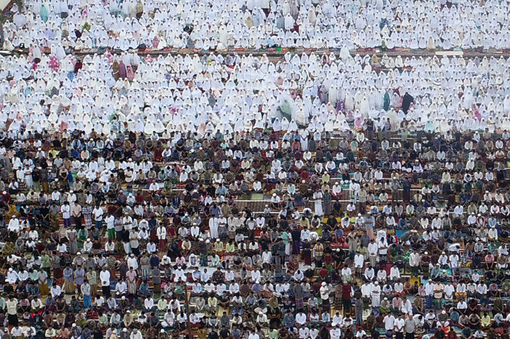 Jemaah Syattariah melaksanakan Salat Iduladha lebih awal dari jadwal yang telah ditetapkan pemerintah karena didasarkan pada metode hisab Urfi Khumasi atau bilangan lima dalam kitab Tajul Muluk yang mereka anut.