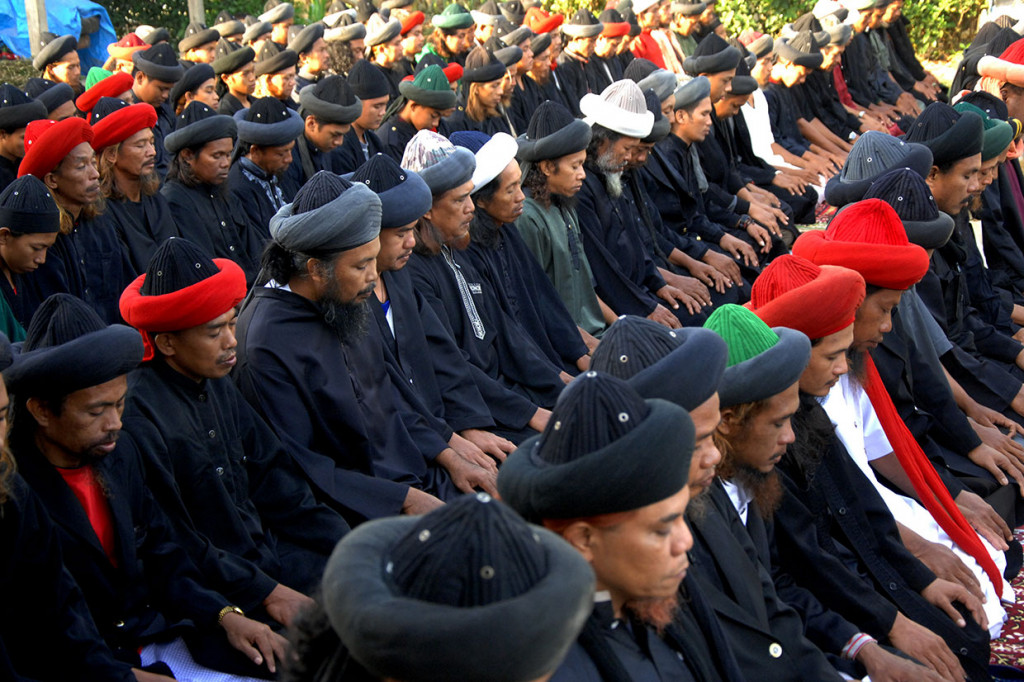 Sementara itu Jemaah An Nadzir di Gowa Sulawesi Selatan juga merayakan Iduladha hari ini berdasarkan pada pengamatan tanda alam.