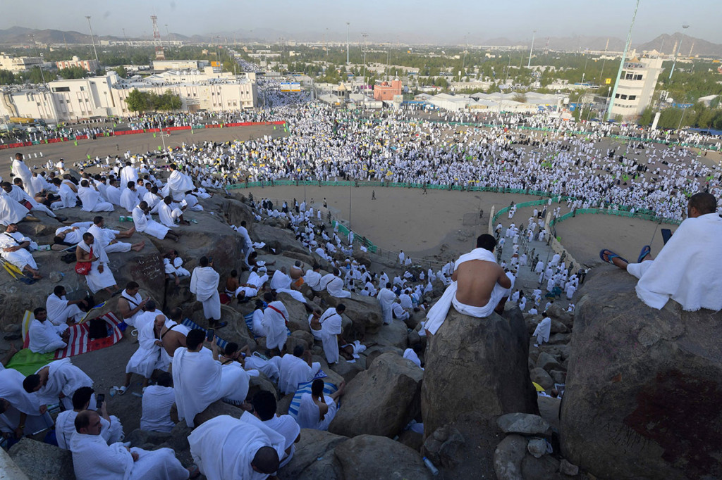 Jemaah haji mengincar posisi wukuf di Jabal Rahmah, yang diyakini sebagai tempat bertemunya Nabi Adam dan Hawa setelah berpisah ratusan tahun, usai diturunkan ke bumi dari surga karena memakan buah terlarang, khuldi. Mereka membawa berbagai perlengkapan seperti tikar hingga makanan dan minuman.