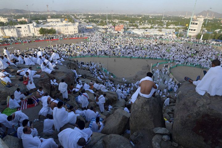 Jemaah haji mengincar posisi wukuf di Jabal Rahmah, yang diyakini sebagai tempat bertemunya Nabi Adam dan Hawa setelah berpisah ratusan tahun, usai diturunkan ke bumi dari surga karena memakan buah terlarang, khuldi. Mereka membawa berbagai perlengkapan seperti tikar hingga makanan dan minuman.
