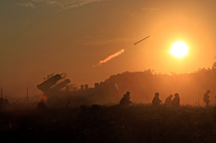 Di bawah desingan peluru dan bau misiu, prajurit marinir mengusung peralatan tempur menuju bibir Pantai Banongan. Sebelum didaratkan, tim kecil Taifib dan Kopaska lebih dahulu menyusup ke pantai guna memuluskan jalannya operasi pendaratan.