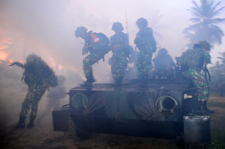 Pergerakan pasukan diawali dengan adanya pendudukan wilayah kedaulatan RI, kemudian TNI AL atas perintah Panglima Tertinggi mengerahkan Komando Tugas Gabungan (Kogasgab) menggelar operasi amfibi guna merebut kembali wilayah NKRI.