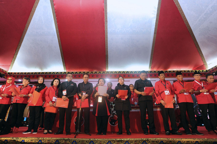 Ketua Umum PDI Perjuangan Megawati Soekarnoputri mengumumkan dan melantik 27 pengurus DPP PDI Perjuangan periode 2019-2024. Megawati tetap menunjuk Hasto Kristiyanto sebagai Sekjen PDIP.