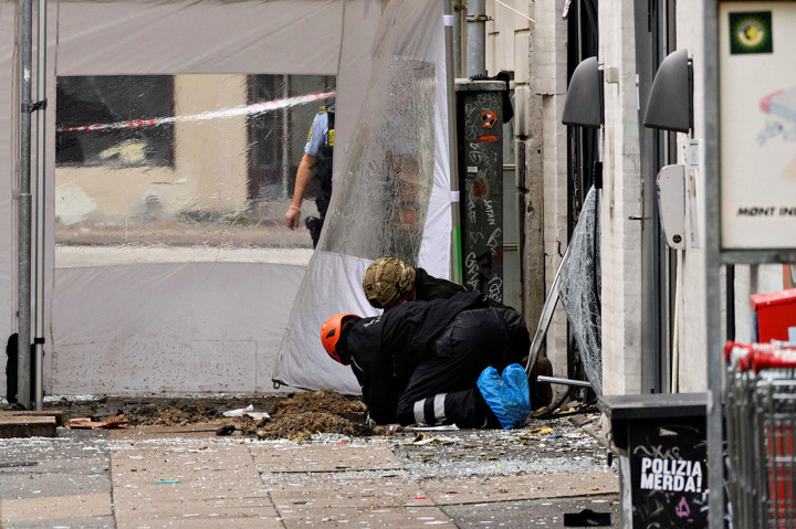 Polisi melakukan penyelidikan di tempat kejadian ledakan di luar sebuah kantor polisi di Kopenhagen, Sabtu, 10 Agustus 2019.