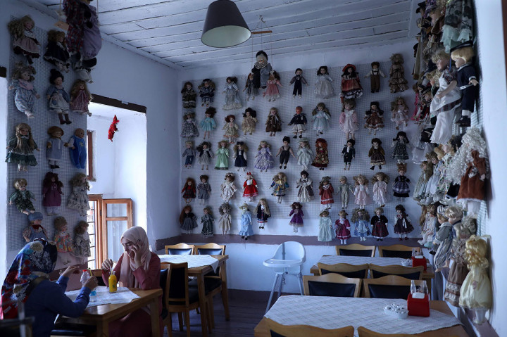 Pengunjung tengah menikmati minuman di kedai kopi Turki 'Ankara Castle' di Ankara, Jumat, 9 Agustus 2019 waktu setempat.