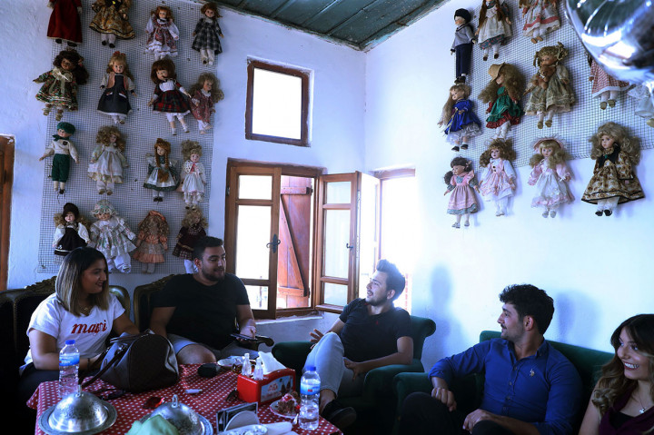 Selain menikmati sajian kopi, pengunjung juga disambut koleksi unik sebanyak 7.500 boneka porselen dari 81 negara.